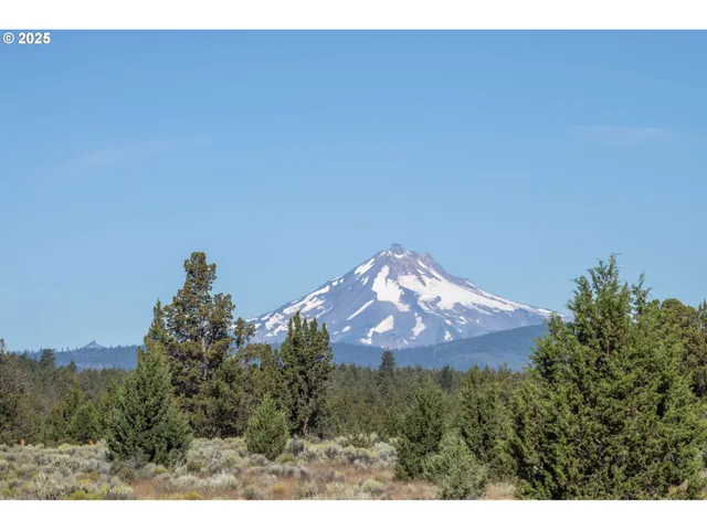 a house view with a outdoor space