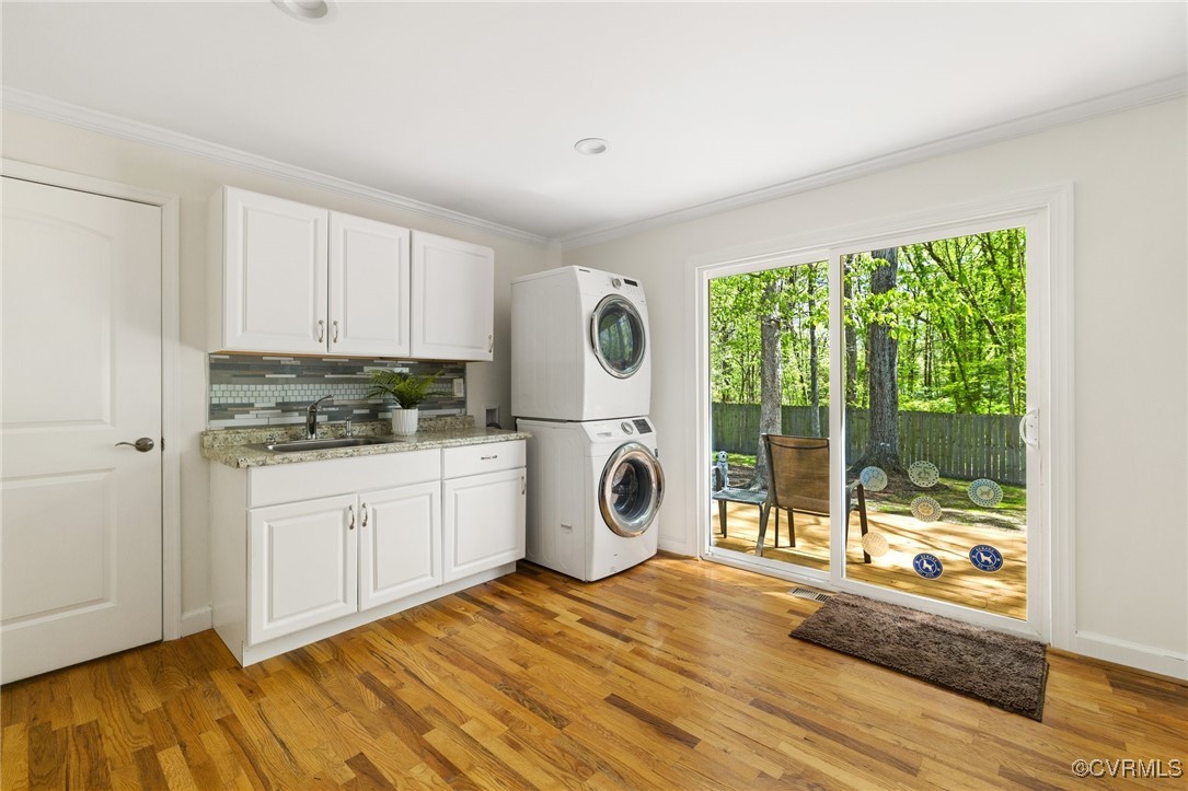 439 Wood Acres Road Manakin-Sabot, VA 23103 - Photo 24 of 37 Laundry/pass through room has sliding glass door t