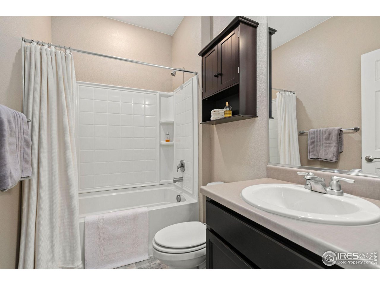 1281 Sun River Road Berthoud, CO 80513 - Photo 11 of 39 Full bathroom, Main Level
