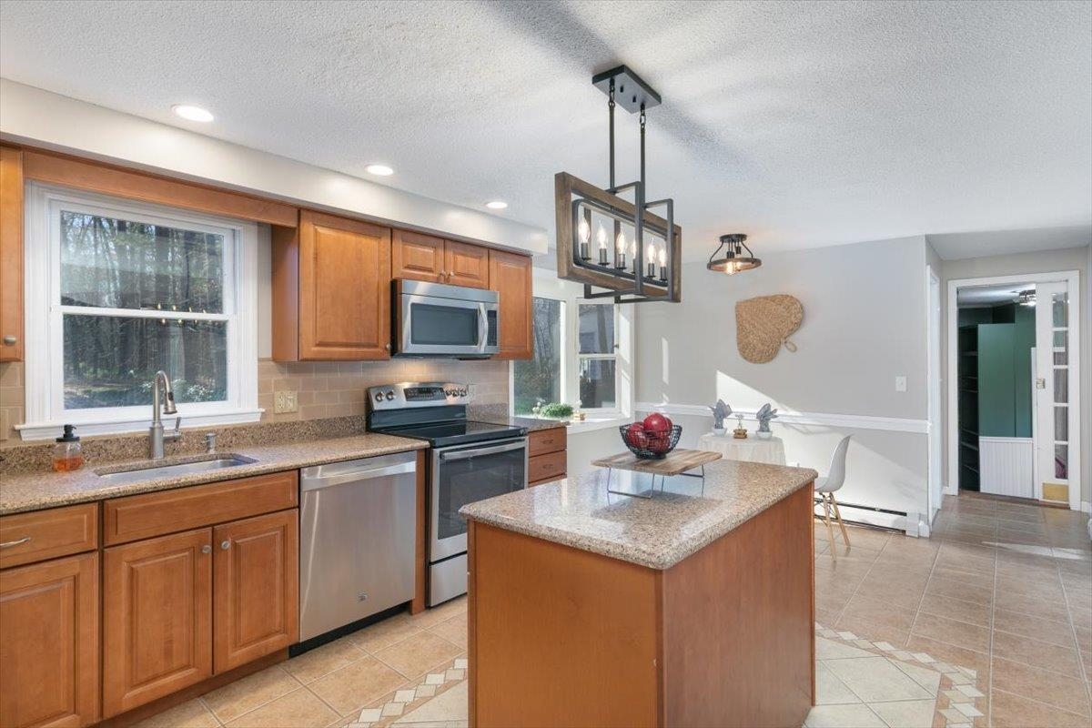 5 Amberwood Drive Atkinson, NH 03811 - Photo 13 of 47