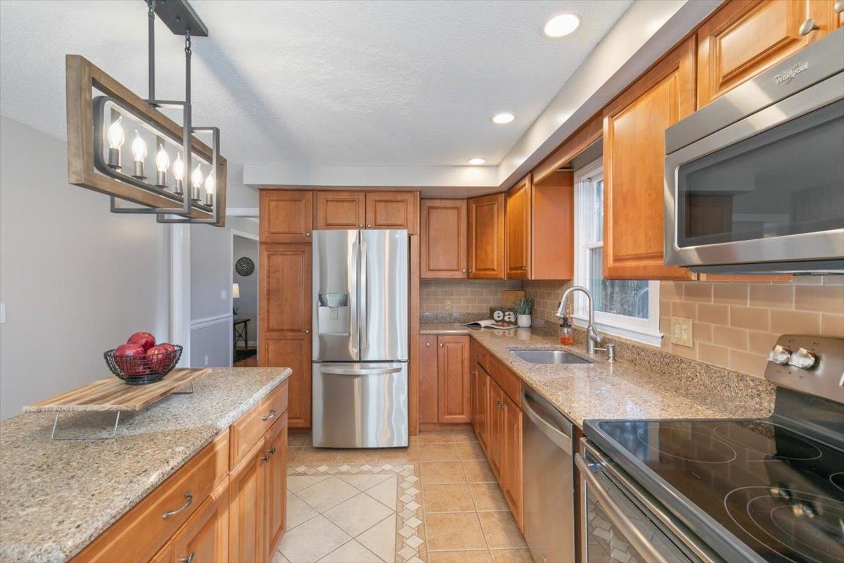 5 Amberwood Drive Atkinson, NH 03811 - Photo 14 of 47