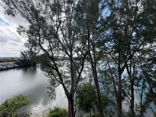 $2,400 | 10000 Northwest 80th Court, Unit 2521, Hialeah Gardens, FL 33016