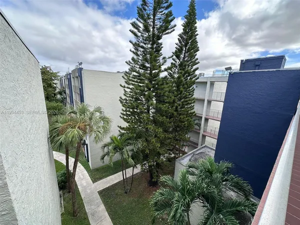 $2,400 | 10000 Northwest 80th Court, Unit 2521, Hialeah Gardens, FL 33016