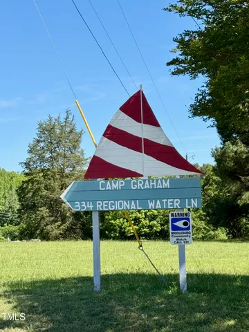 a view of an house with backyard and a garden