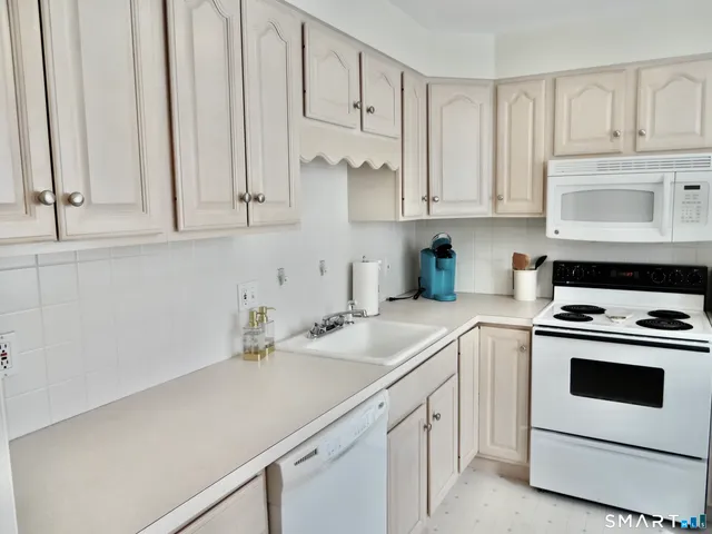 $2,800 | 245 Unquowa Road, Unit 57, Fairfield, CT 06824