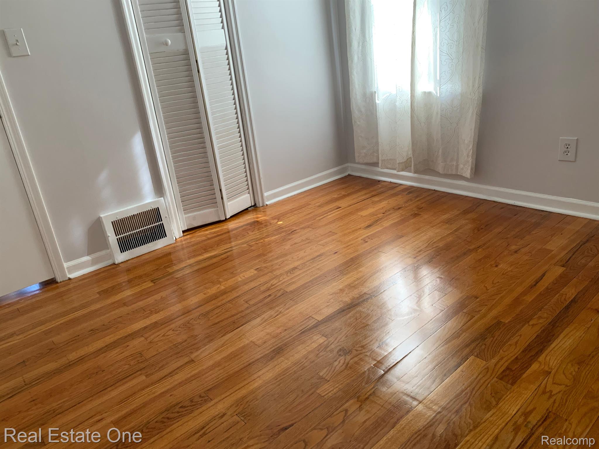 8100 Coolidge Avenue Center Line, MI 48015 - Photo 11 of 25 1st Bedroom