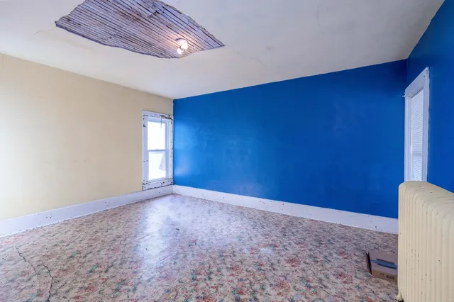 a view of livingroom with furniture
