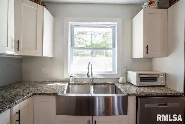 $199,999 | 910 Fairlane Drive, Marion, IL 62959