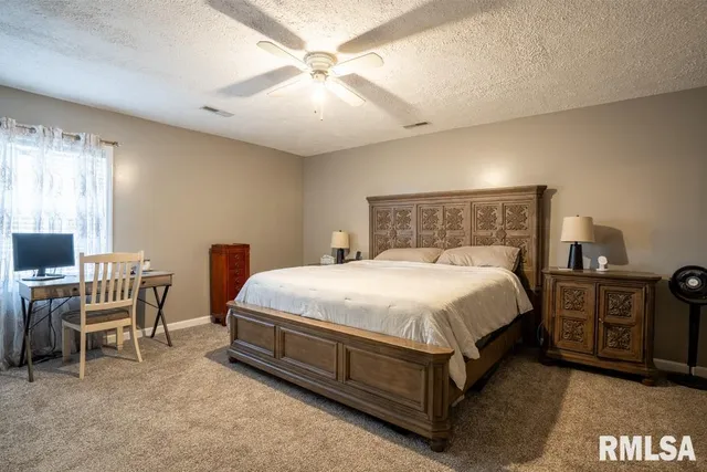 $199,999 | 910 Fairlane Drive, Marion, IL 62959