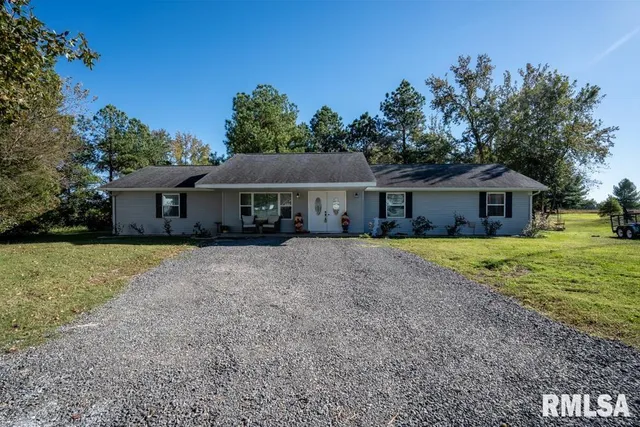 $199,999 | 910 Fairlane Drive, Marion, IL 62959