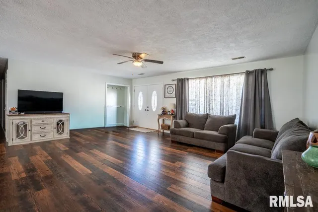 $199,999 | 910 Fairlane Drive, Marion, IL 62959