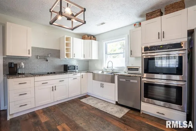 $199,999 | 910 Fairlane Drive, Marion, IL 62959