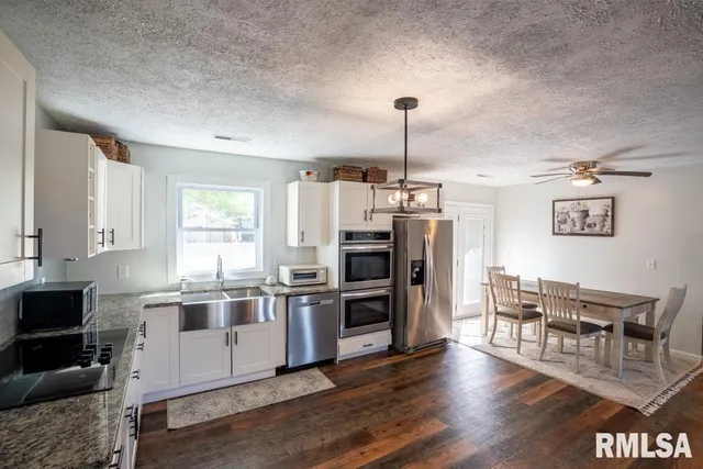 $199,999 | 910 Fairlane Drive, Marion, IL 62959