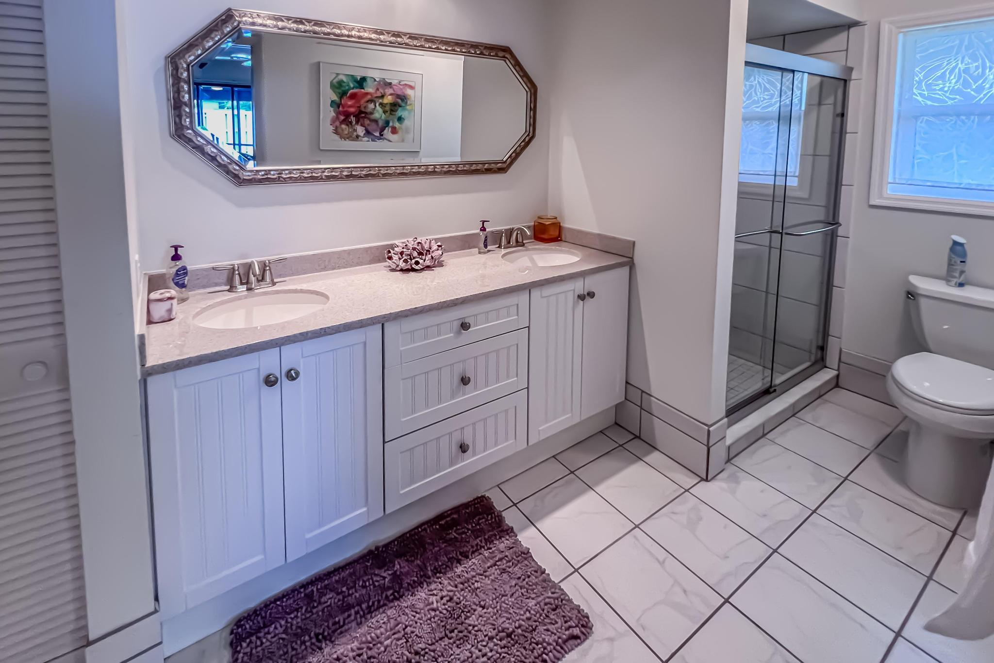 1127 East Seminole Avenue, Unit 11B Jupiter, FL 33477 - Photo 17 of 33 primary bath