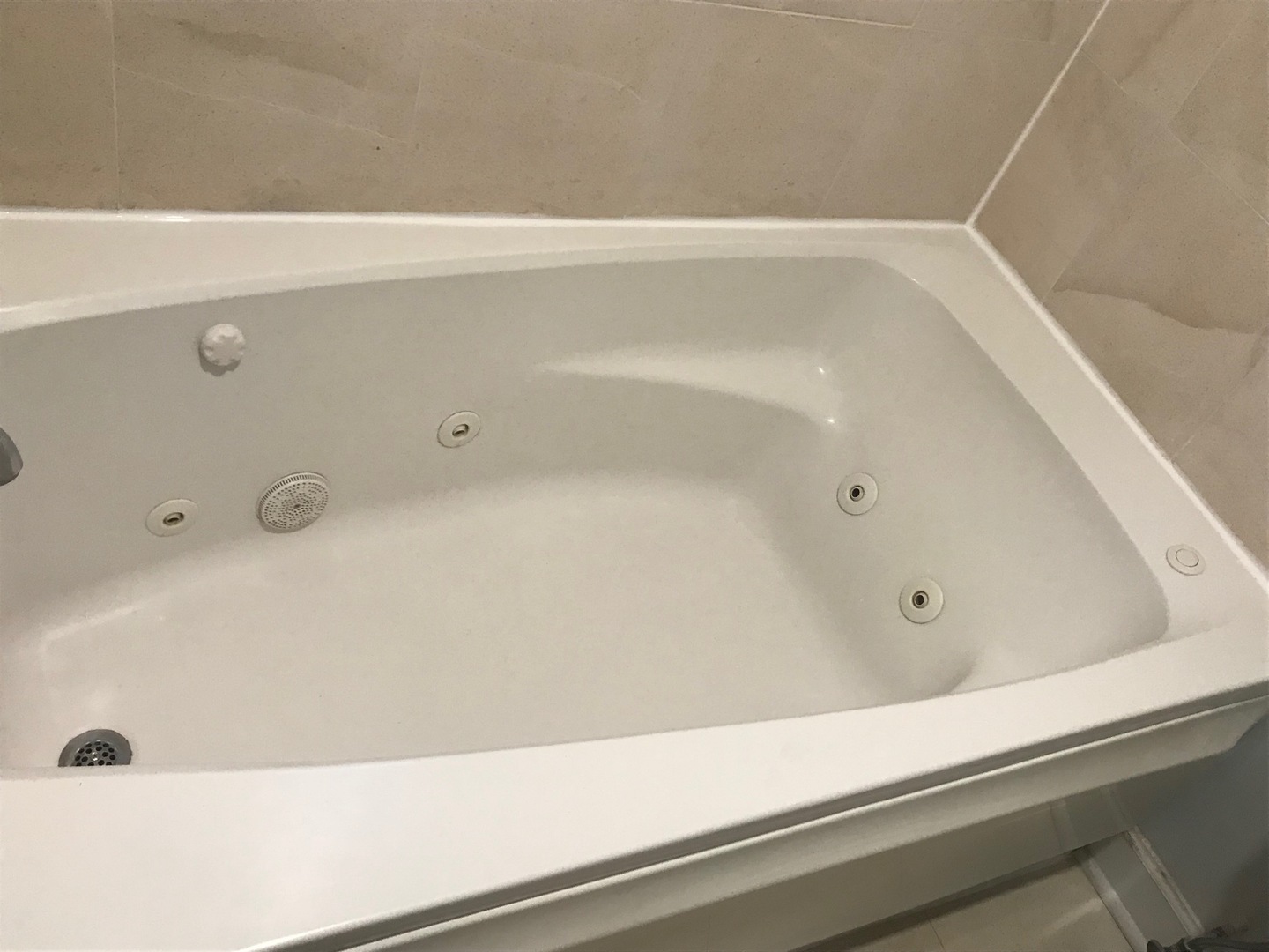 1223 North Cleaver Street, Unit 2 Chicago, IL 60642 - Photo 6 of 7 a bathroom with a bathtub