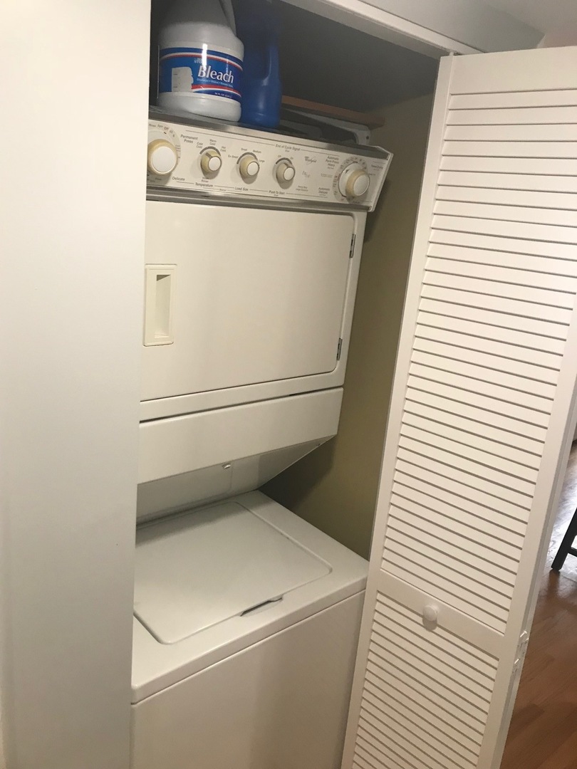 1223 North Cleaver Street, Unit 2 Chicago, IL 60642 - Photo 7 of 7 a utility room with dryer and washer