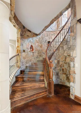 a view of entryway with a front door