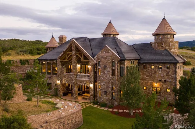 a view of multiple houses with a yard
