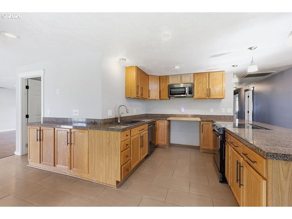 753 64th Street Springfield, OR 97478 - Photo 3 of 36