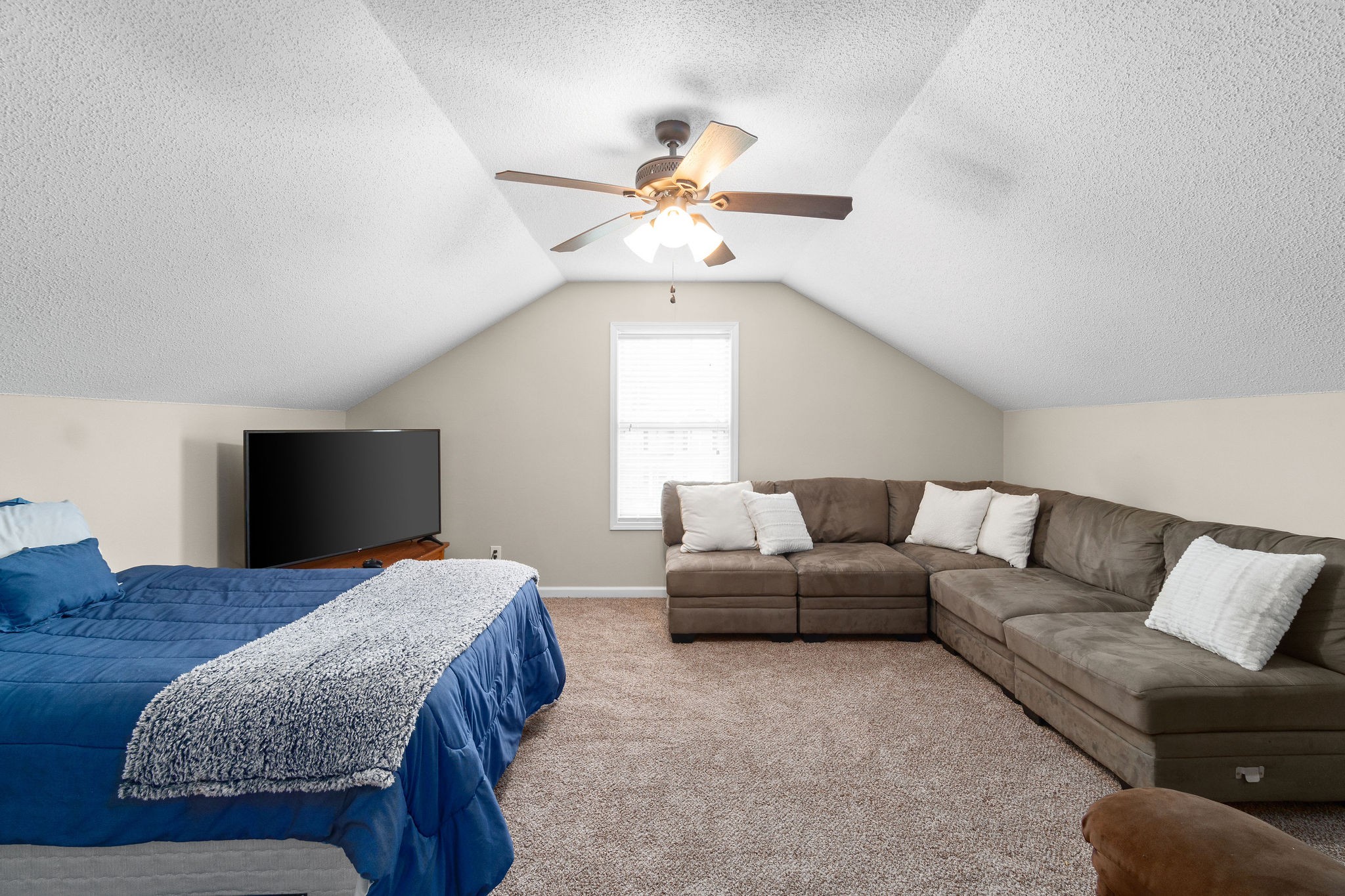 1626 Windriver Road Clarksville, TN 37042 - Photo 25 of 31 a living room with furniture