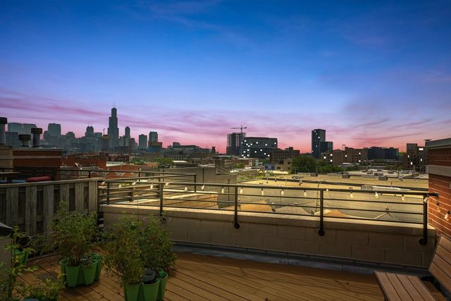 $485,000 | 1516 West Grand Avenue, Unit 4W, Chicago, IL 60642