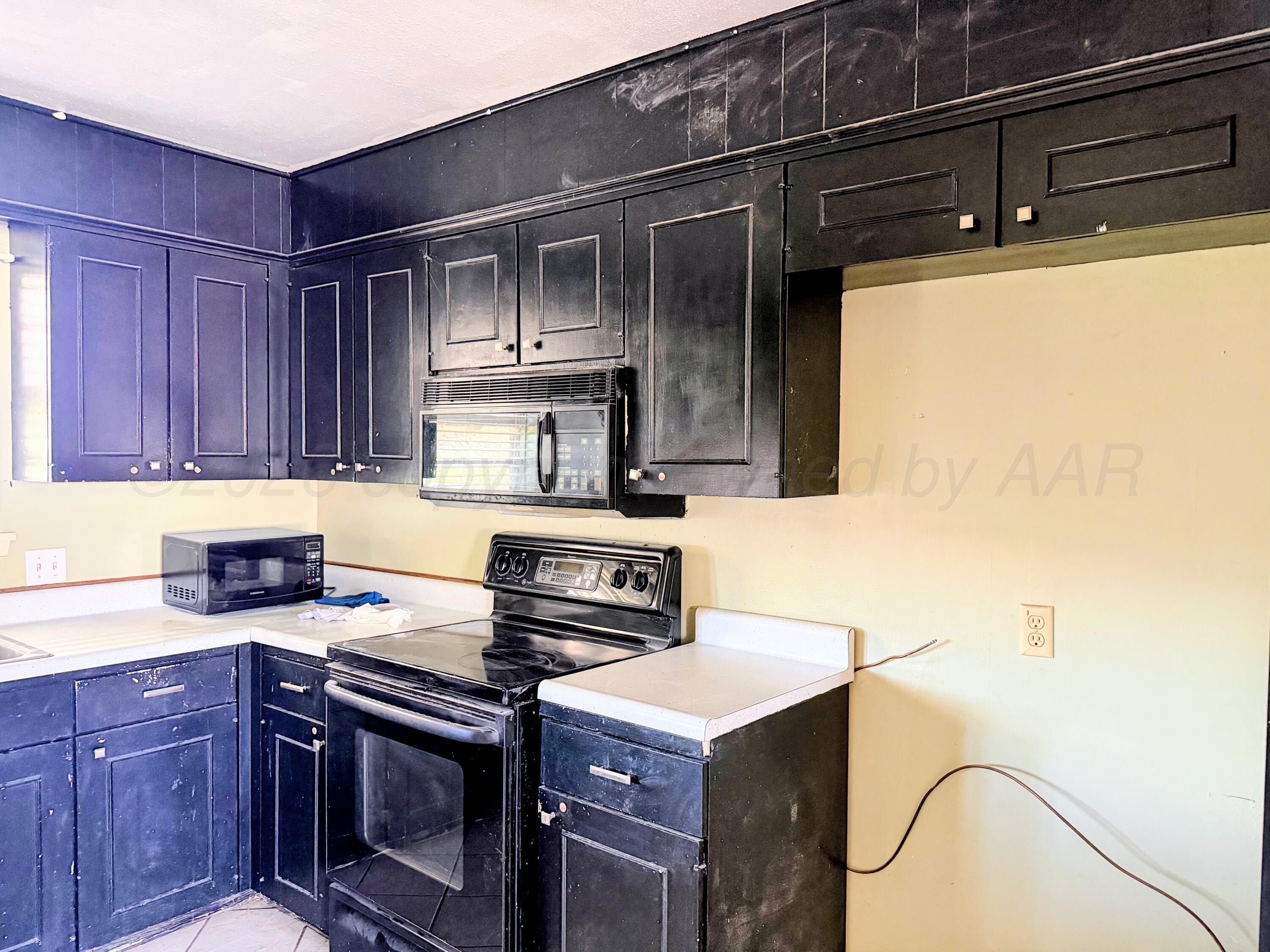 1010 Northwestern Street Perryton, TX 79070 - Photo 10 of 32 1010 NORTHWESTERN KITCHEN