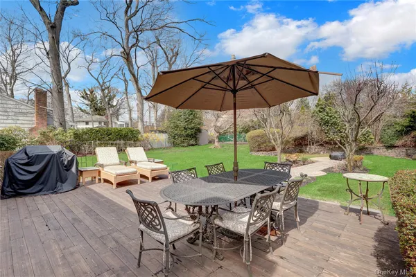 $999,999 | 27 Cedar Street, Syosset, NY 11791