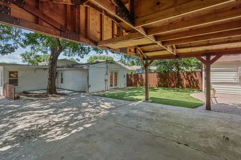 a view of a house with backyard and porch