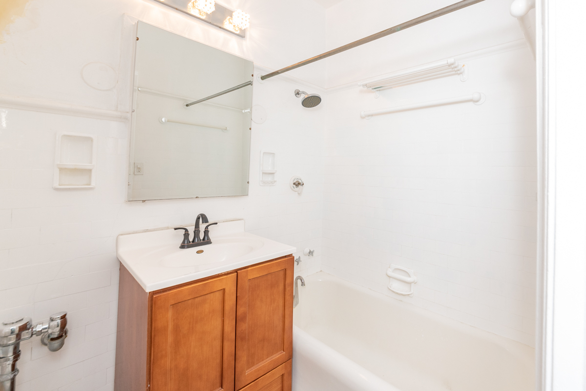 400 West Deming Place, Unit 2P Chicago, IL 60614 - Photo 8 of 9