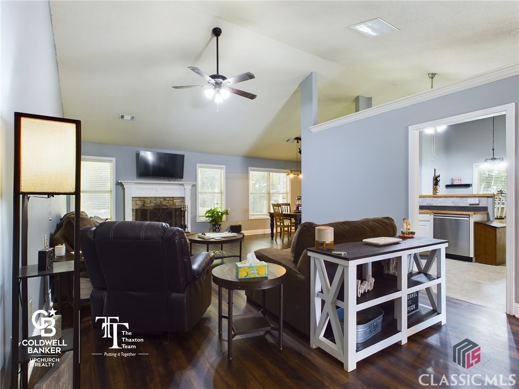 1075 Covenant Court Bethlehem, GA 30620 - Photo 4 of 24