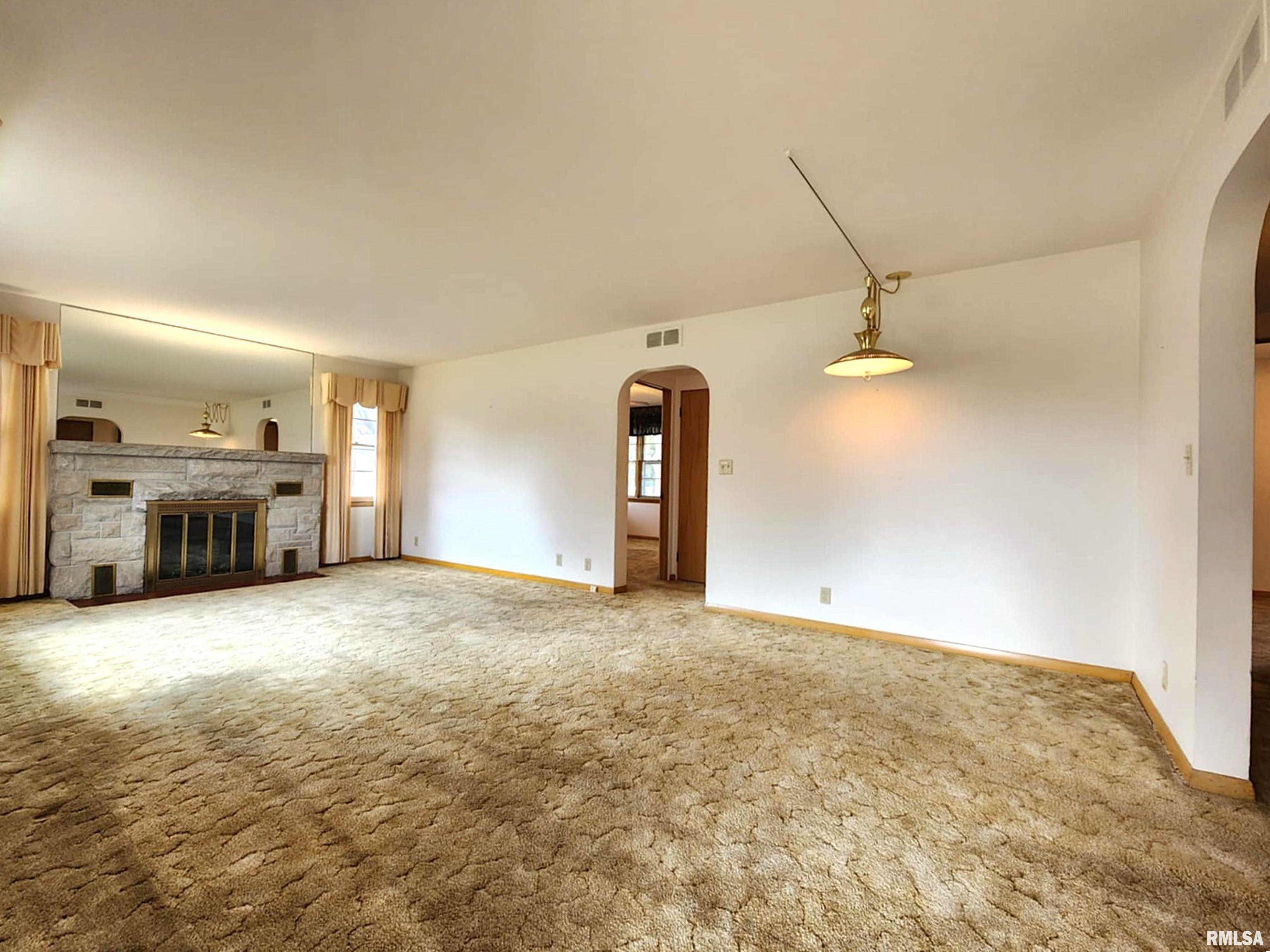 1615 Highland Lane Quincy, IL 62305 - Photo 3 of 38