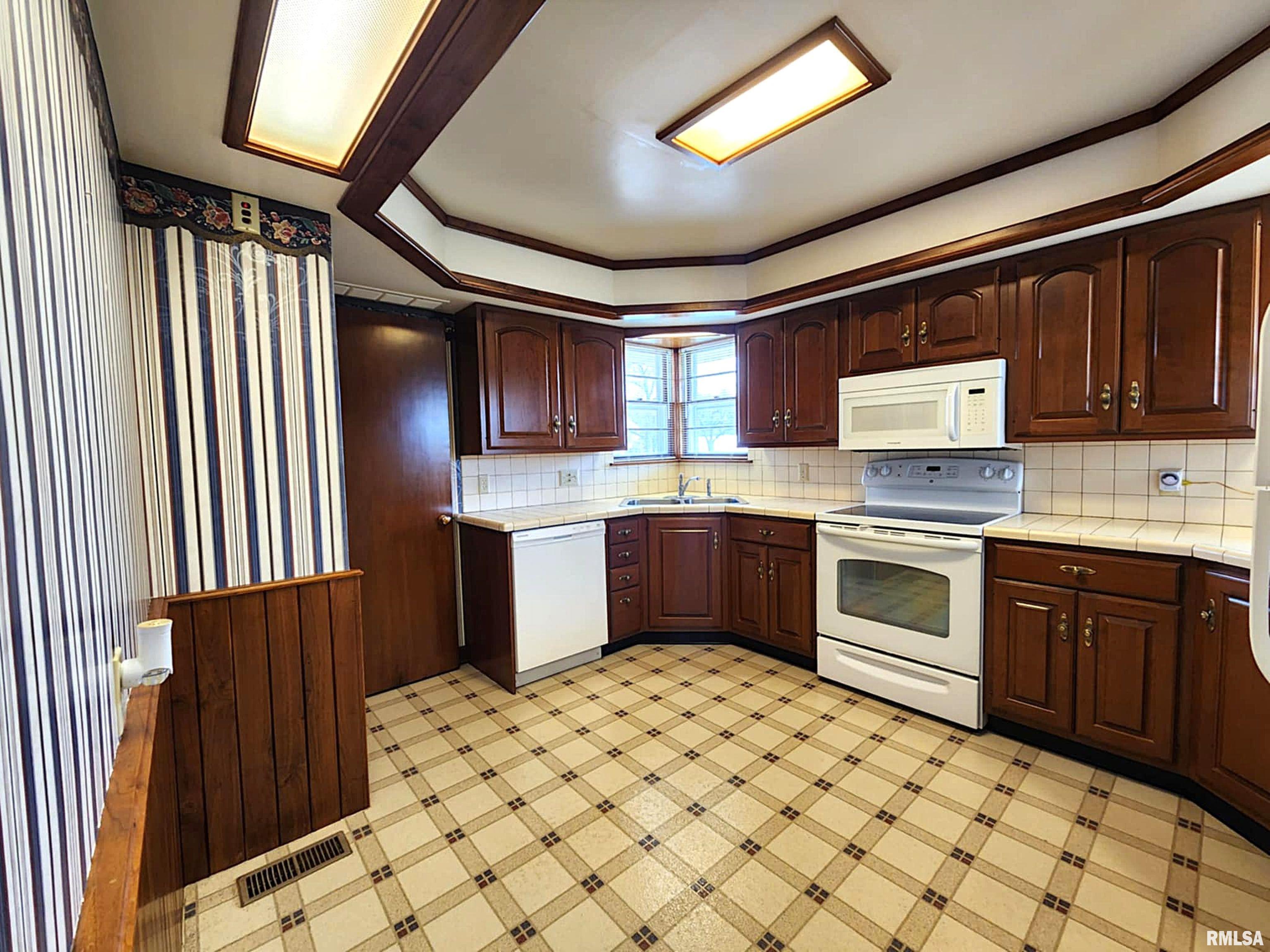 1615 Highland Lane Quincy, IL 62305 - Photo 7 of 38