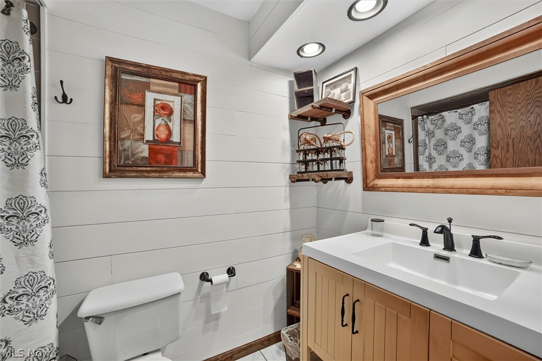 5862 Canterbury Road New Franklin, OH 44319 - Photo 18 of 45 Main bathroom with white fixtures and bath tub.