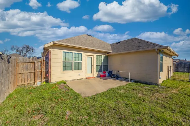 a view of a house with backyard and porch