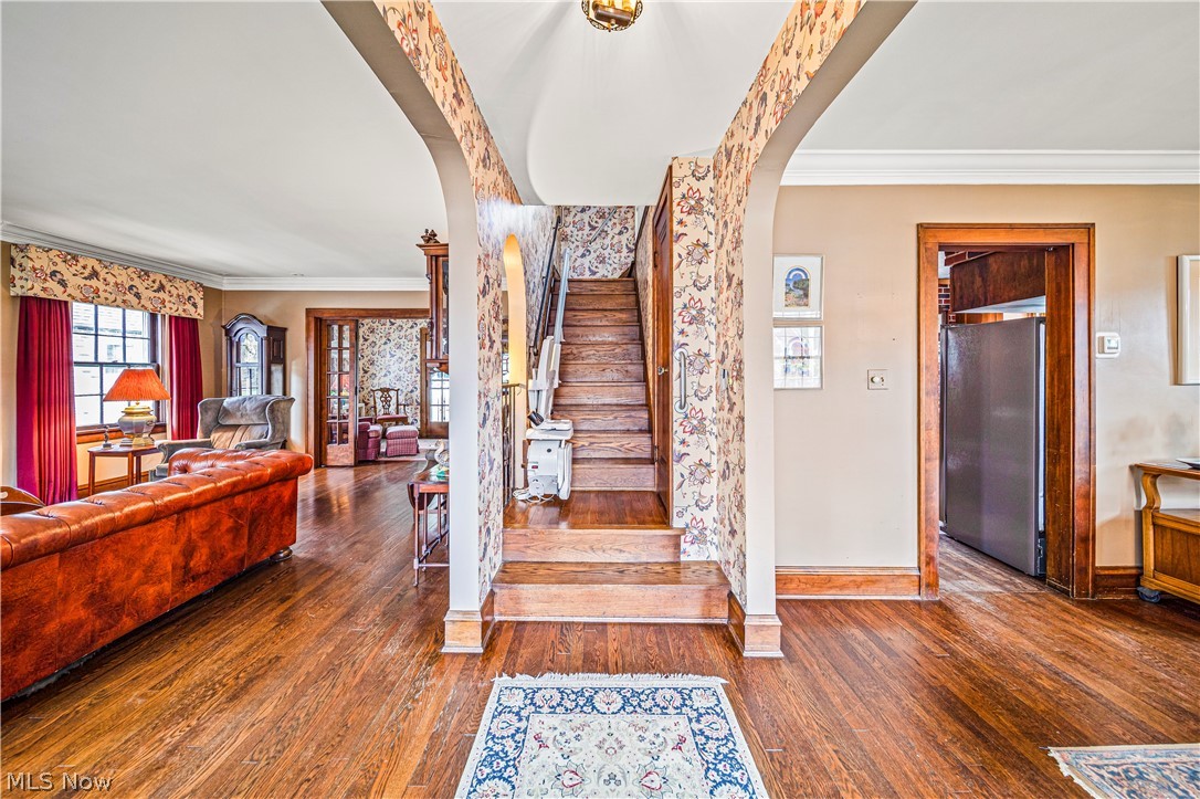 18000 Maplecliff Road Cleveland, OH 44119 - Photo 3 of 46 Seamless hardwood flooring upon entry
