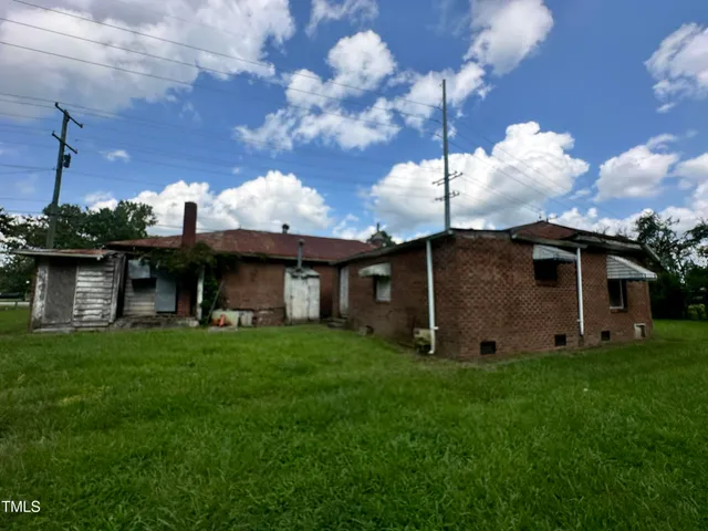 a view of a back yard of the house
