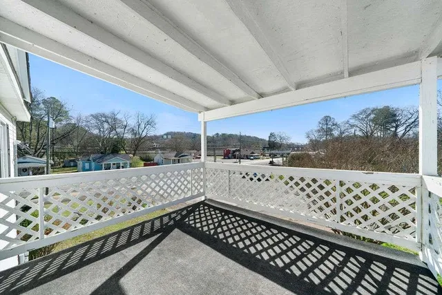 a view of a yard with a house