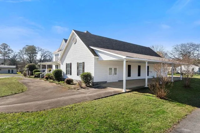 a view of a house with backyard and garden