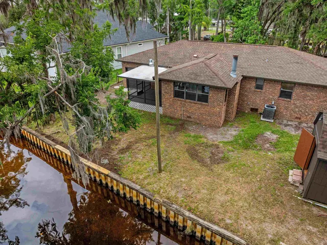 a view of a house with backyard