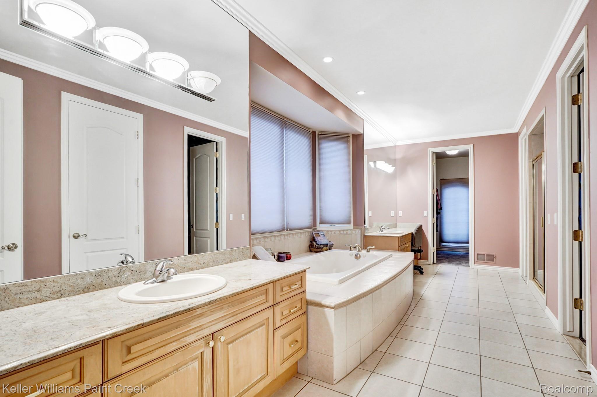 5572 Kirkridge Trail Rochester, MI 48306 - Photo 33 of 72 Master Bathroom
