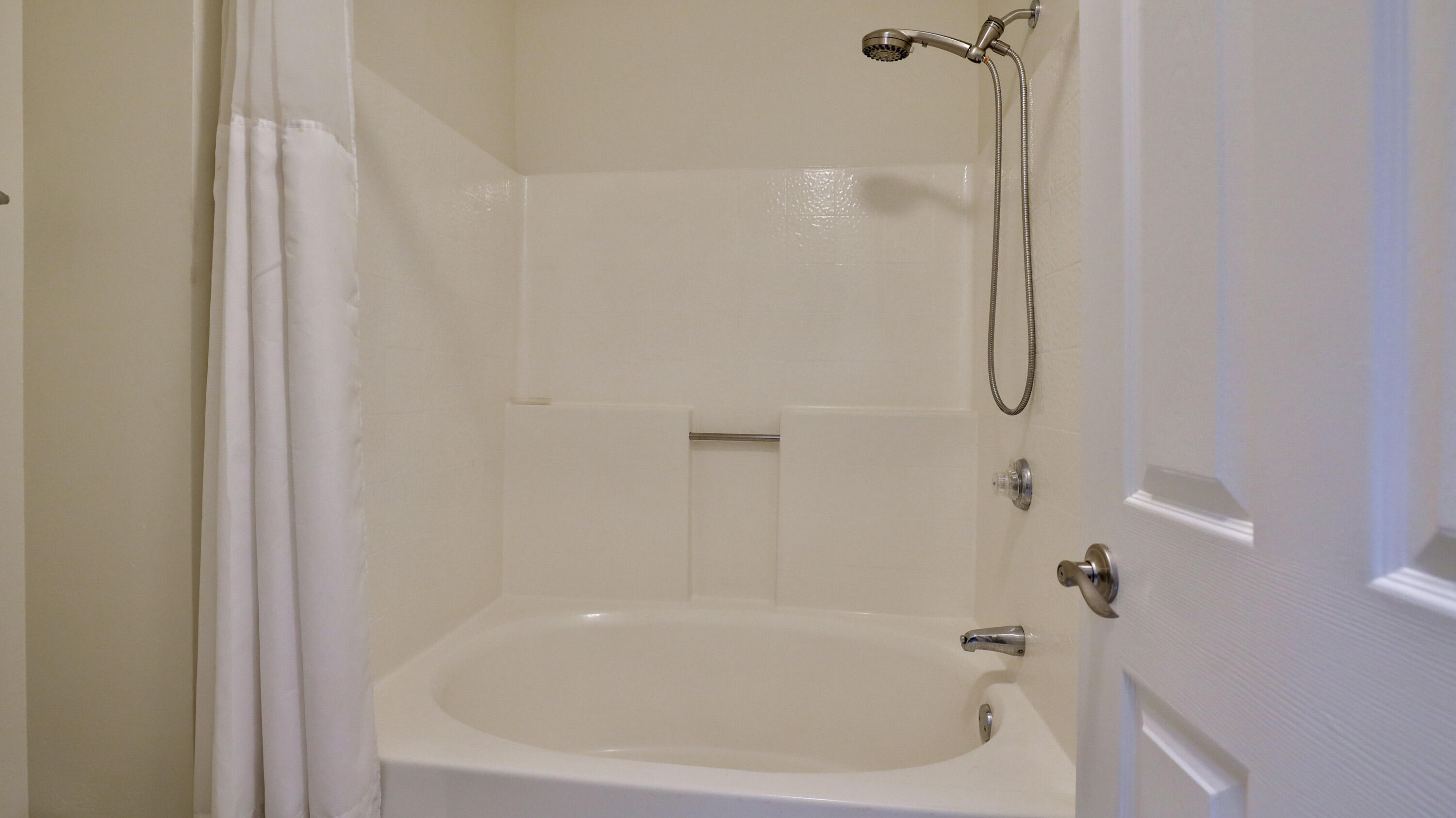 42641 Liolios Drive Palm Desert, CA 92211 - Photo 33 of 44 a bathroom with a bathtub