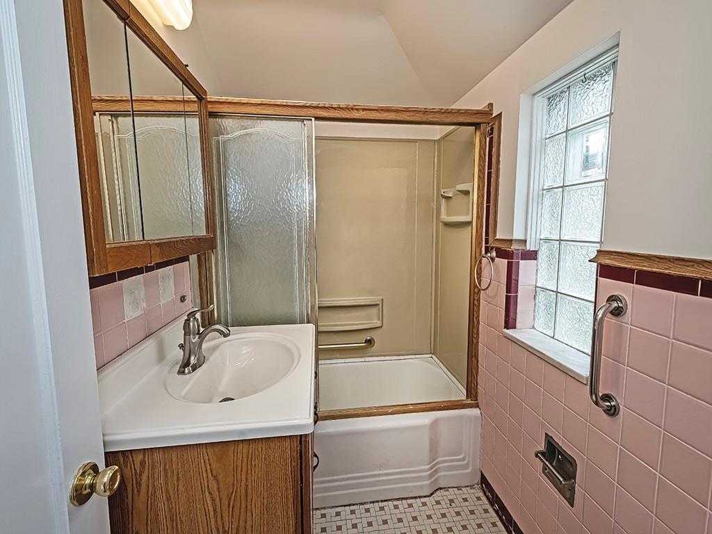 345 Rockhill Road Pittsburgh, PA 15243 - Photo 20 of 32 Another view of upstairs bathroom. Nice glass block for privacy.