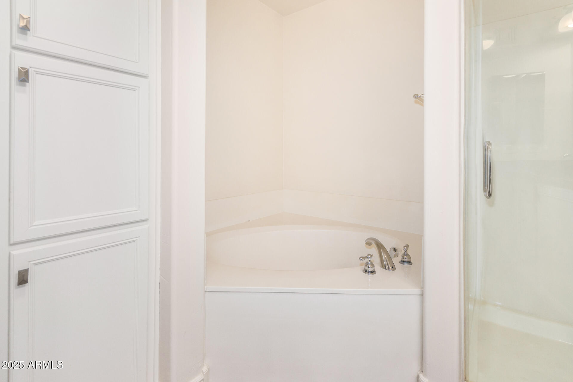 5450 East Deer Valley Drive, Unit 1211 Phoenix, AZ 85054 - Photo 7 of 26 a bathroom with a bathtub