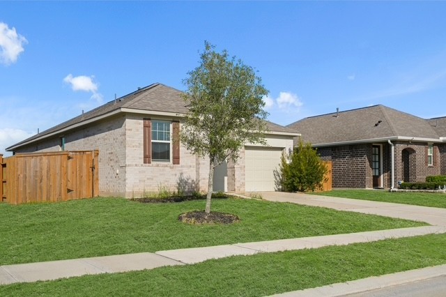 10422 Sherwin Pass Drive Rosharon, TX 77583 - Photo 3 of 26 a front view of a house with a garden
