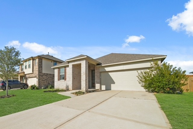 10422 Sherwin Pass Drive Rosharon, TX 77583 - Photo 4 of 26 a front view of a house with a garden and yard