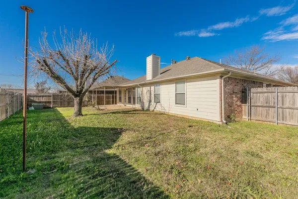 a view of a house with a backyard