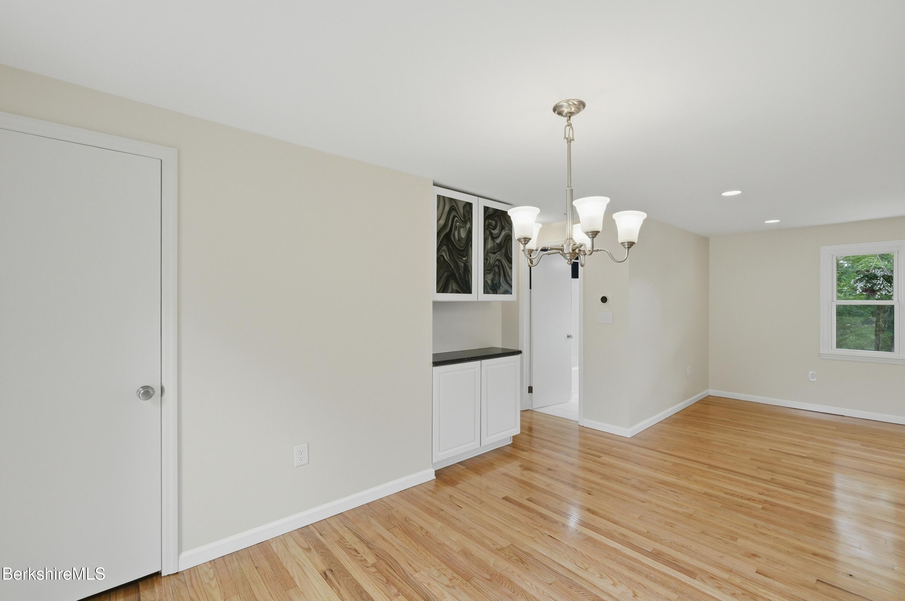 184 Melbourne Road Pittsfield, MA 01201 - Photo 12 of 36 Dining Area