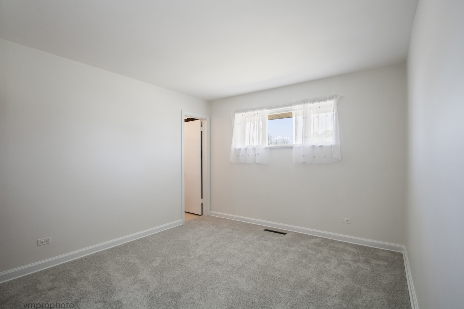 61 Miller Road Lake Zurich, IL 60047 - Photo 10 of 31 an empty room with a window