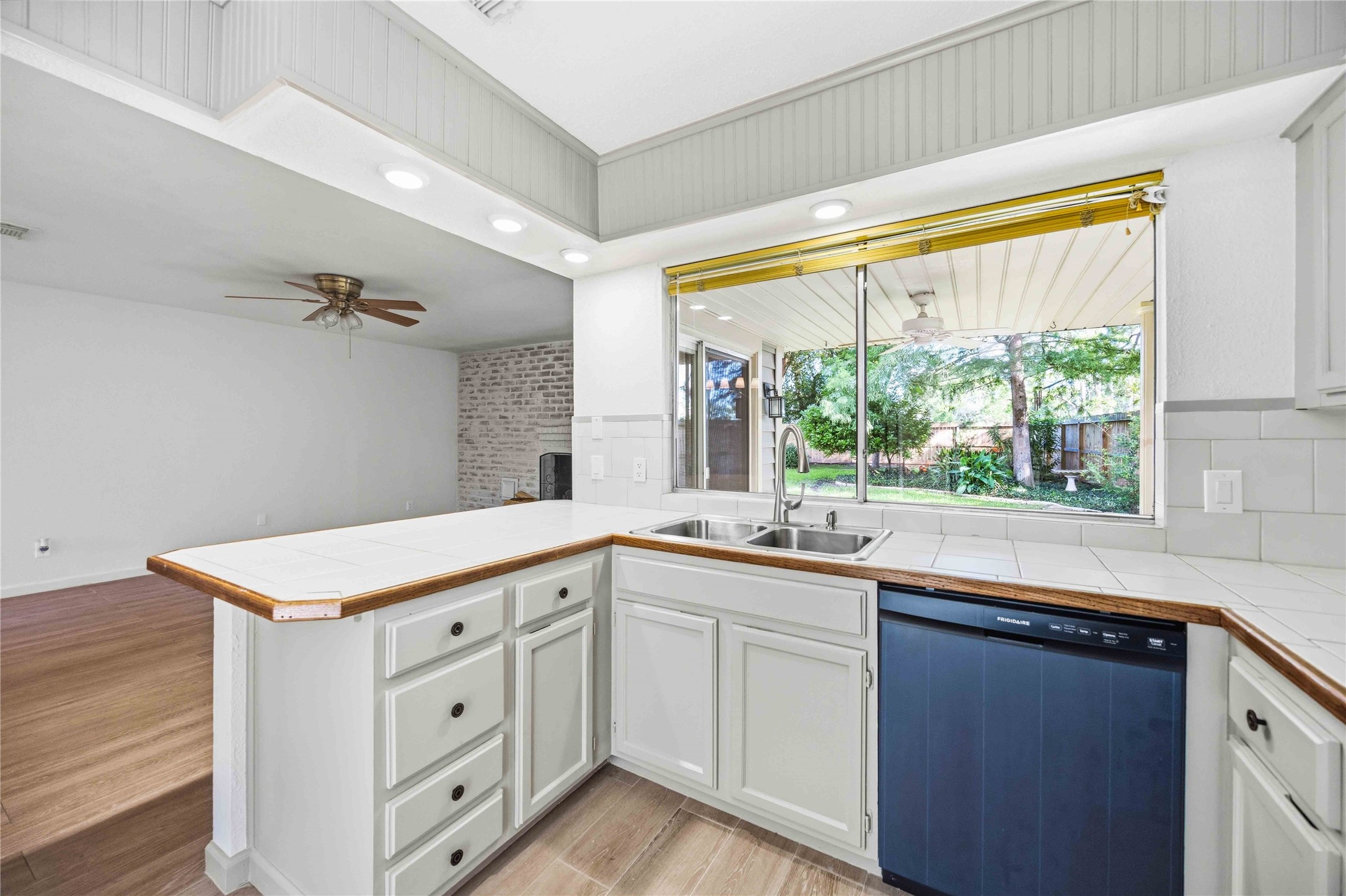 16202 Mill Point Drive Houston, TX 77059 - Photo 14 of 34