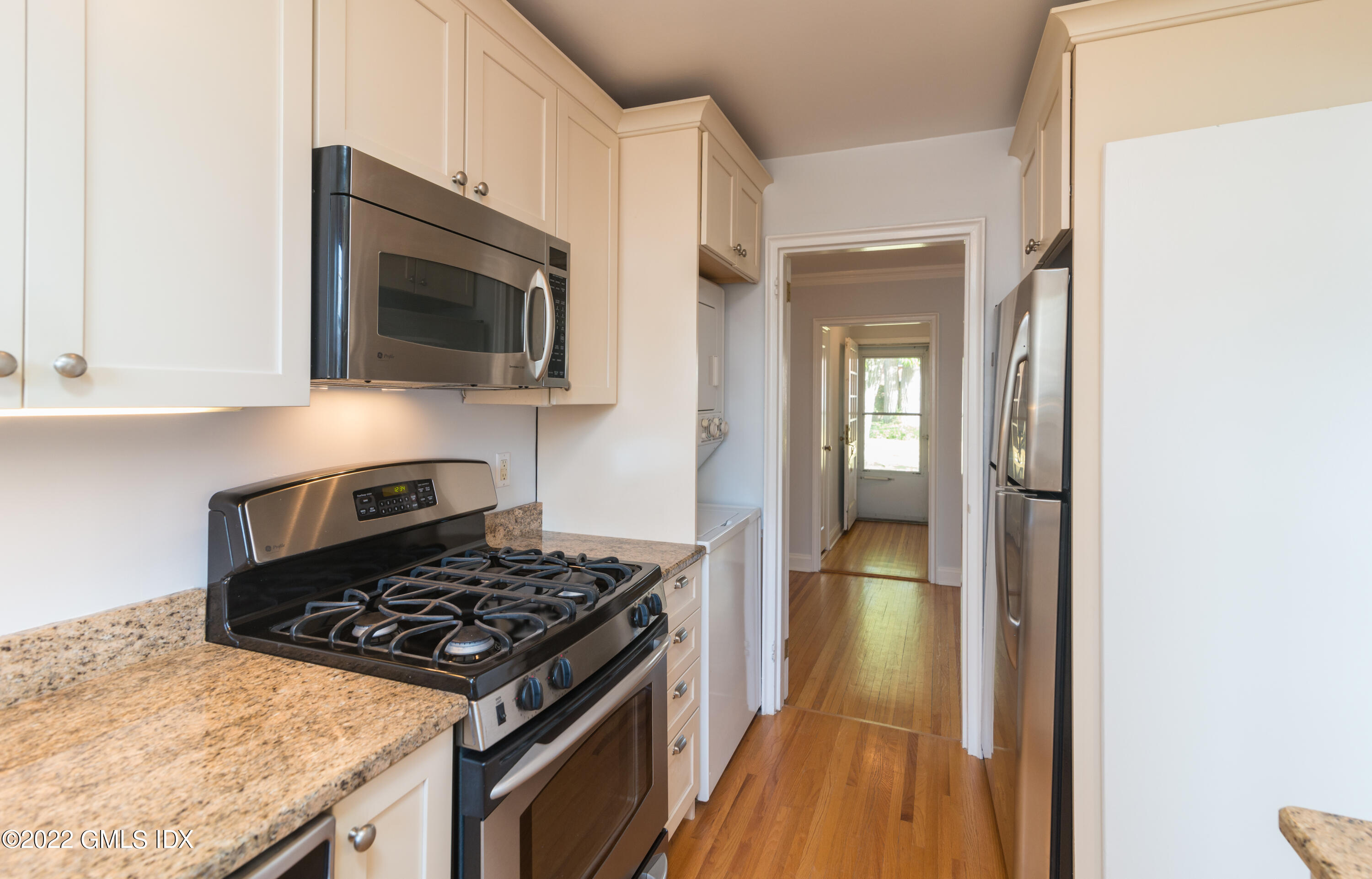 70 Putnam Park, Unit 70 Greenwich, CT 06830 - Photo 7 of 20 a kitchen with a stove and a microwave